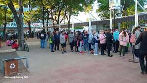 Hospital de Calle´í saturado: usuarios piden celeridad y más médicos de especialidades  - Nacionales - ABC Color