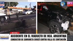 Conductor ebrio chocó contra valla de cemento y se le desprendió hasta el motor