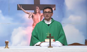 Sacerdote pide ayuda durante transmisión en vivo para continuar la misa: “Imboriahu la ore vela” - OviedoPress