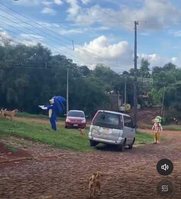 Popular / Jagua ñarô casi "mastican" a Sonic y a El Chavo