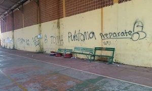 Abren investigación por grafitis y amenaza de toma institucional en el Colegio Pedro P. Peña - OviedoPress