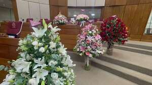 Ostentosos arreglos florales en Cámara Baja por cumpleaños de diputada Johana Vega - Política - ABC Color
