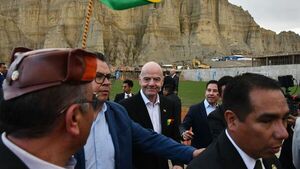 Infantino promete "traer un mundial" a Bolivia durante su visita a La Paz