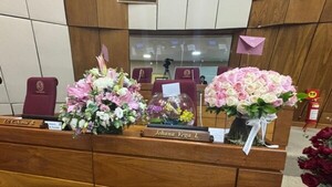 Le llenaron de flores el curul a la diputada cartista Johana Vega