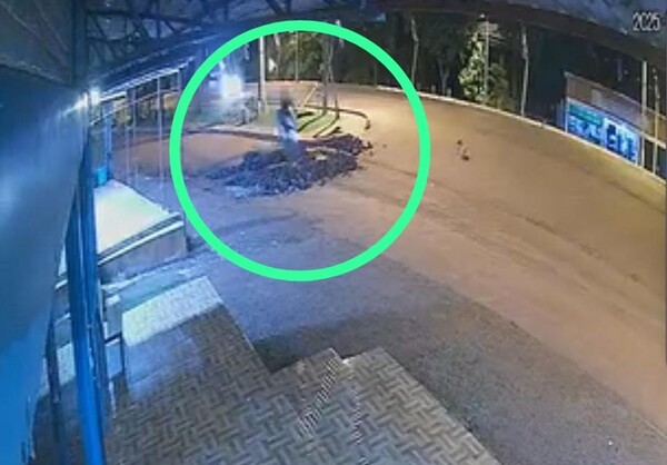 Popular / (VIDEO) Motoca atropelló montículo de arena y murió