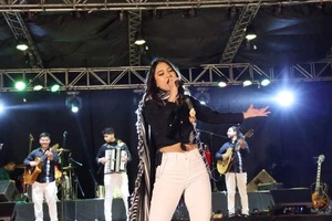 Desde Eusebio Ayala para el mundo: Chabely Fretes presenta su canción “Una Polca” - Chismes, Arte y Espectáculo  - Churero.com