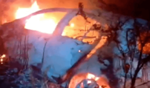 Golpearon e incendiaron el vehículo de un hombre presuntamente por celos - Noticiero Paraguay