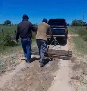 Vecinos de Estero Cambá arreglan su propio camino ante el abandono oficial - Nacionales - ABC Color