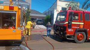Incendio en el centro de Encarnación: bomberos controlan fuego en vivienda sin víctimas