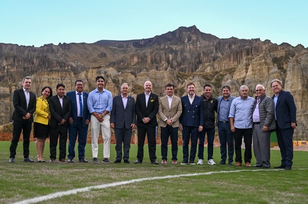 El presidente de la FIFA promete “traer un mundial” a Bolivia