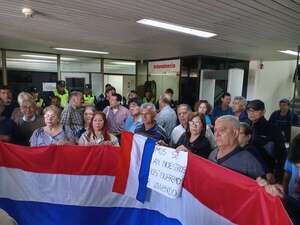 Asunción: Jubilados acampan en la Municipalidad, tras incumplimiento de pago de Bello - Nacionales - ABC Color