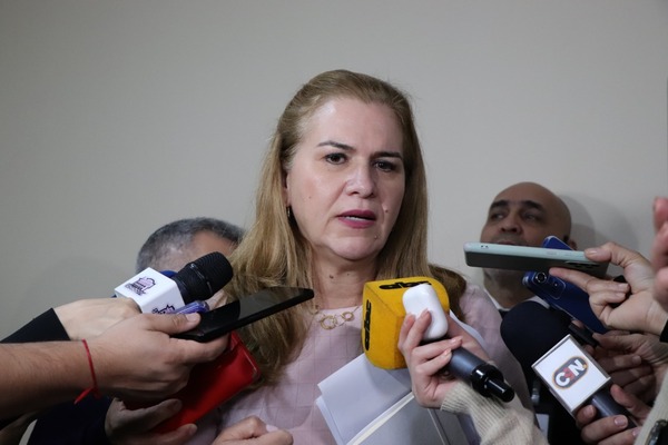 Ministra asegura que no faltan medicamentos