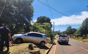 Ebrio al volante roza un vehículo y se incrusta contra una muralla