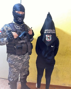 Joven y su pareja acusados de robar tarjeta de abuela de la primera para realizar compras
