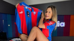 "Creen que una mujer no puede opinar de fútbol", comentó Larissa Riquelme