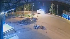Motociclista muere tras chocar contra montículo de piedras en plena calle