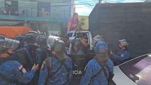 Incidentada intervención de la DNIT en el Mercado Municipal de Villarrica  - Nacionales - ABC Color