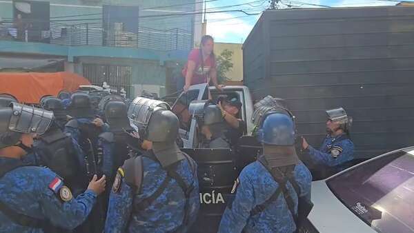 Incidentada intervención de la DNIT en el Mercado Municipal de Villarrica - Nacionales - ABC Color