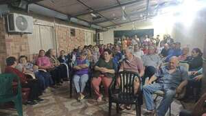Jubilados de Tebicuary llegan a acuerdo con el Gobernador de Guairá y levantan protesta por cambio de directora  - Nacionales - ABC Color