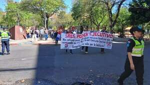 Jubilados de Copaco se manifiestan y exigen el cumplimiento del contrato colectivo - Nacionales - ABC Color