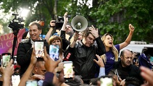 Corrida cambiaria presiona al peso y al Gobierno argentino