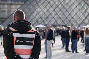Reabre al público el Louvre, con restricciones, tras el robo de joyas del domingo - Mundo - ABC Color