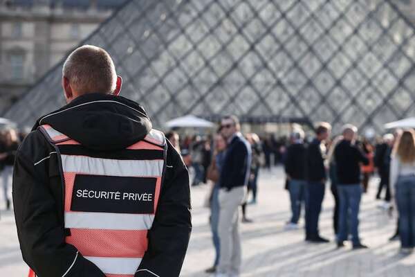 Reabre al público el Louvre, con restricciones, tras el robo de joyas del domingo - Mundo - ABC Color