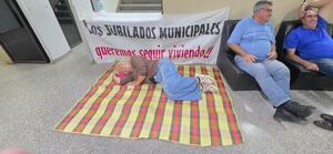 Jubilados amanecen en la Municipalidad de Asunción exigiendo pagos - Nacionales - ABC Color