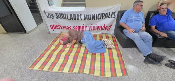 Jubilados amanecen en la Municipalidad de Asunción exigiendo pagos - Nacionales - ABC Color