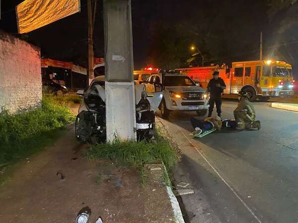 Conductor se habría quedado dormido y choca contra columna de ANDE - Policiales - ABC Color