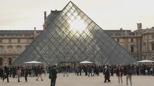 Reabre al público el Louvre, con restricciones, tras el robo de joyas del domingo