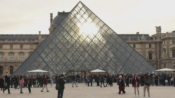 Reabre al público el Louvre, con restricciones, tras el robo de joyas del domingo