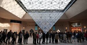 La Nación / Louvre reabrió tres días después del “robo del siglo”