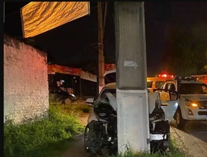 Conductor se quedó dormido y chocó contra columna de la ANDE en Bruno Guggiari
