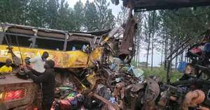 La Nación / Choque de autobuses en Uganda deja 46 muertos