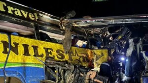 Choque de dos buses deja 46 muertos en Uganda