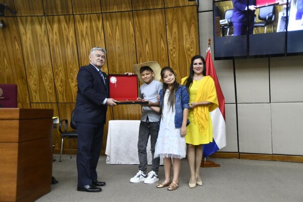 Diputados distinguen a "Karai Kolá y Ña Saturnina" por su aporte al arte y al idioma guaraní