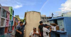 La Nación / Los mexicanos sacan los restos de sus difuntos al sol por ancestral tradición