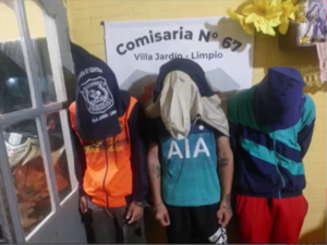 Adolescente atacó al supuesto amante de su novia e incendió su vehículo