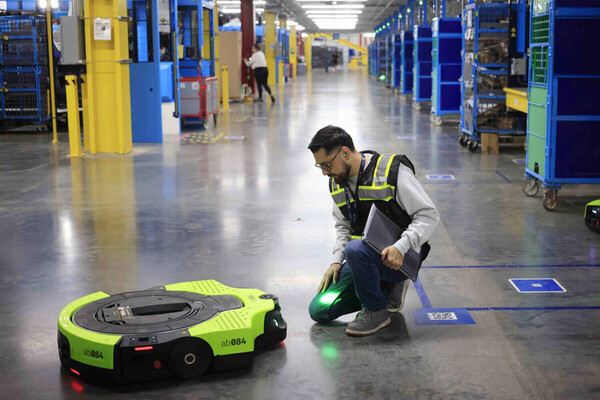 Amazon planea eliminar cientos de miles puestos de trabajo para ahorrar 30 centavos por artículo .