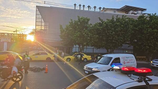 Popular / Guardia omano tras chocar contra la parte trasera de un camión