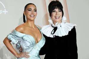 Kim Kardashian y Kris Jenner, deslumbrantes con sus vestidos vintage en la premier de “All’s Fair” en París - Gente - ABC Color