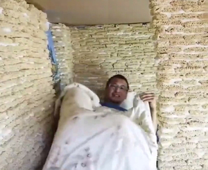 Construye casa de sus sueños usando 2.000 paquetes de fideos vencidos - El Trueno