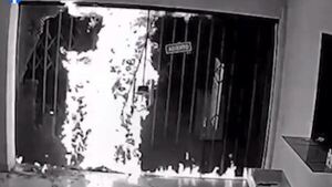 Atacaron una peluquería con bomba molotov