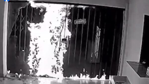 Atacaron una peluquería con bomba molotov