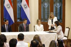 Alicia Pomata promete apoyo total a las mujeres y fortalecer programas nacionales