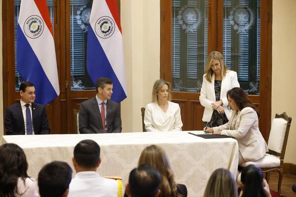 Alicia Pomata promete apoyo total a las mujeres y fortalecer programas nacionales