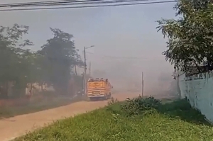 Incendio de gran magnitud cerca del aeropuerto Silvio Pettirossi moviliza a bomberos