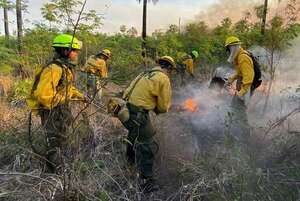 Incendio en Bahía Negra está en aumento pese al combate frontal de bomberos y militares - Nacionales - ABC Color