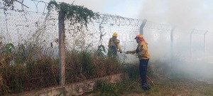 Bomberos controlan incendio en zona del Aeropuerto